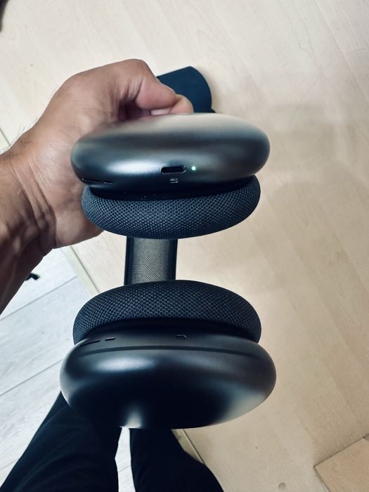 Airpods max почти новый