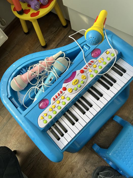 Пиано със столче и микрофони