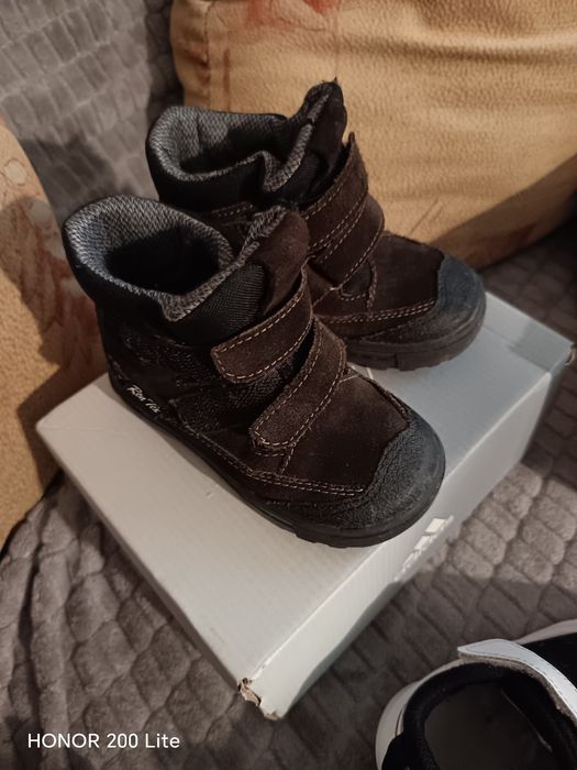 Vând câteva perechi de încălțăminte pentru băieți mărimea 24-25