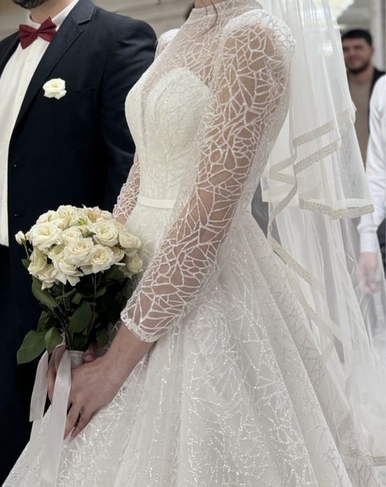 Свадебное платье блестящее