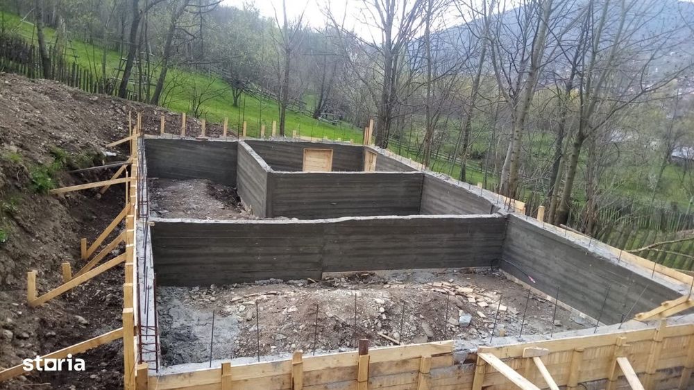 Teren in sat, cu fundatie casa P+1, vedere larga, langa rau