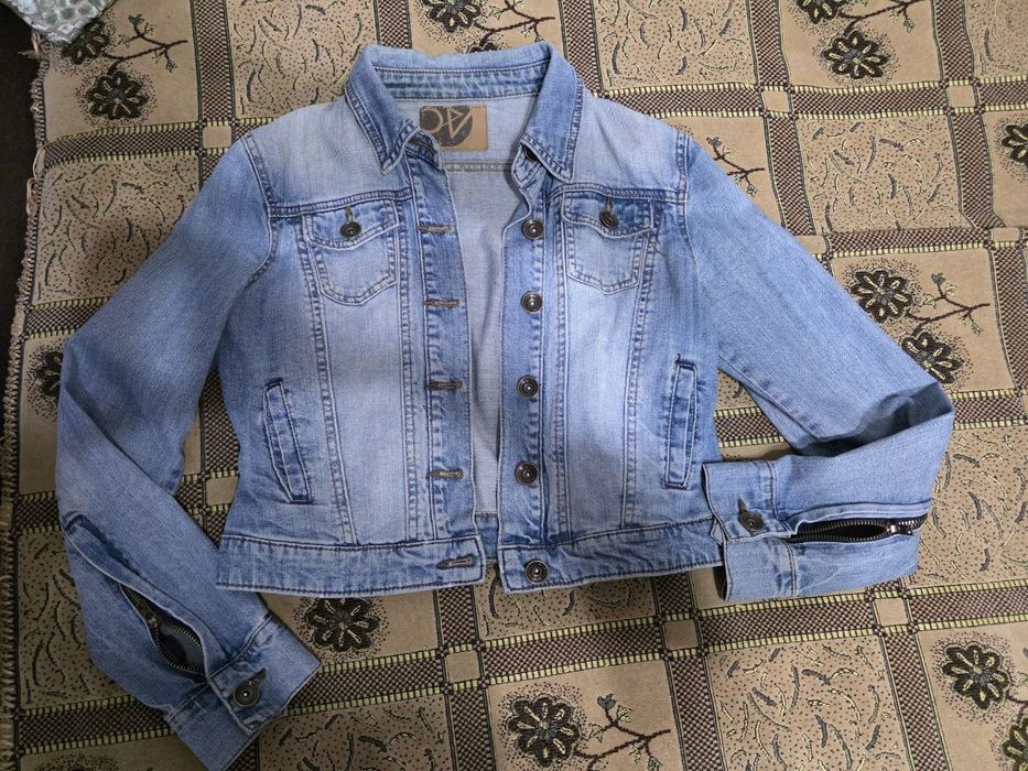 Продам фирменную джинсовую курточкуу