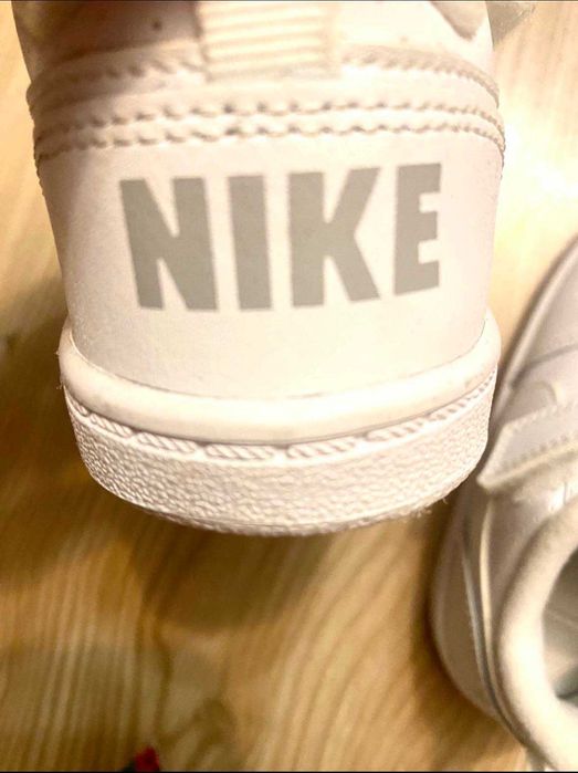 НОВИ детски маратонки от естествена кожа NIKE (номер 25)