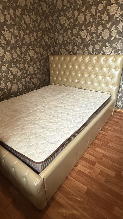 Кровать двухспальная с матрасом
