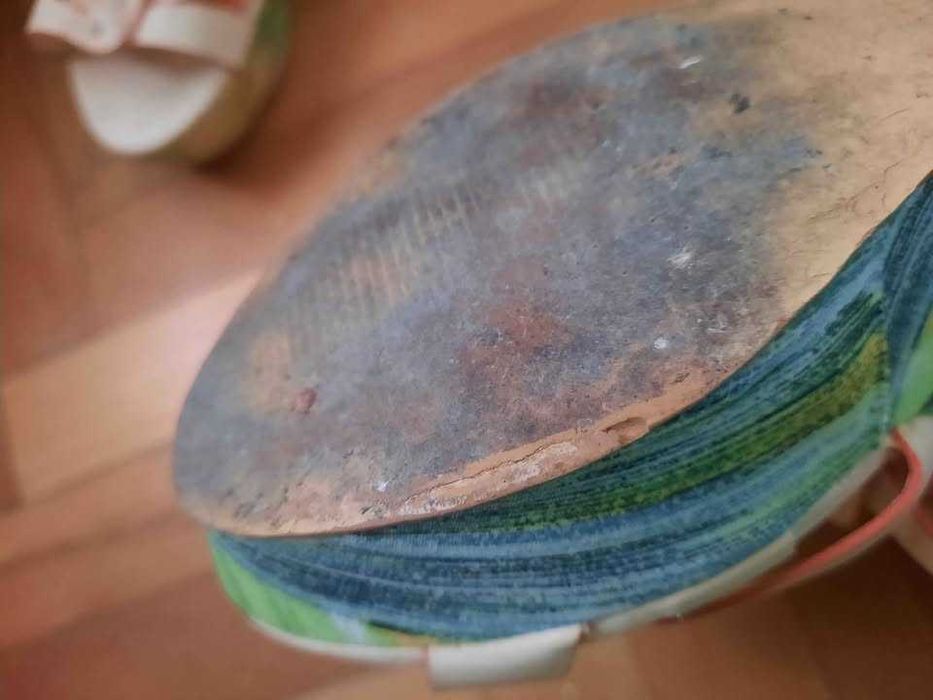 Цветни токчета на платформа 39