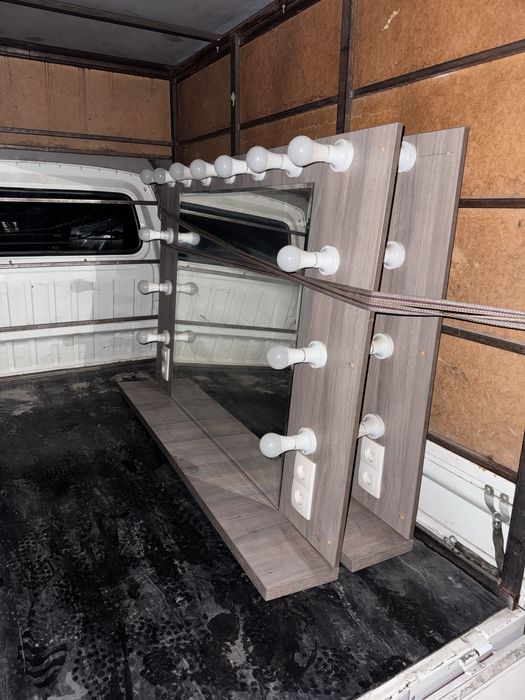 Продаются Гримёрные зеркала с лампами 4 шт для салона красоты