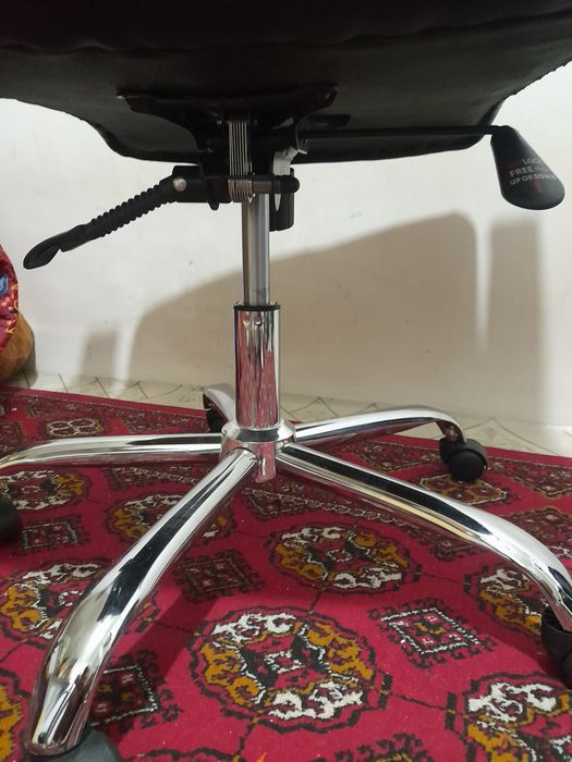 Продаются офисное кресло в рабочем состоянии.