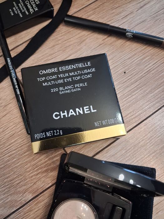 Комплект гримове и четки на Chanel за 220 лв всичко