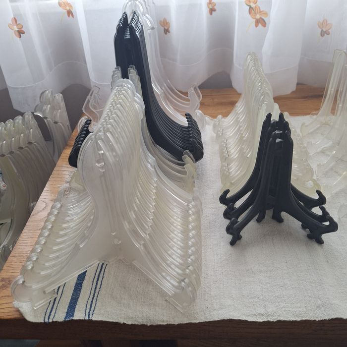 Стойки за чинии,малки картини,сувенири и др.