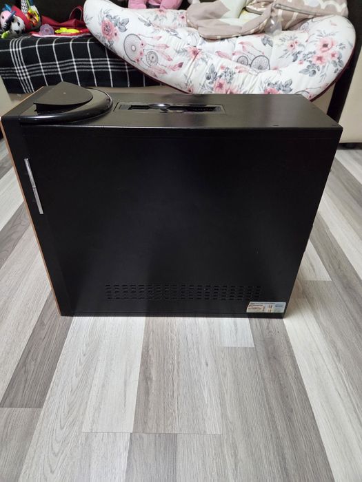 Настолен Компютър със монитор hp