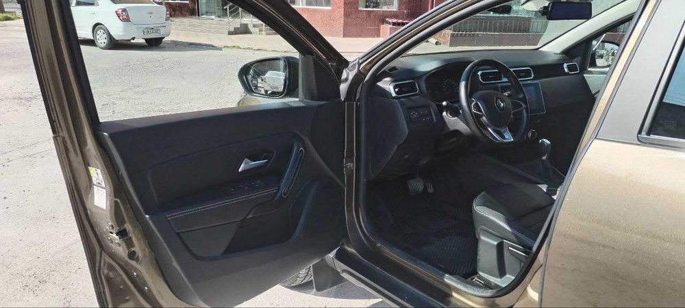 Легковая машина RENAULT DUSTER