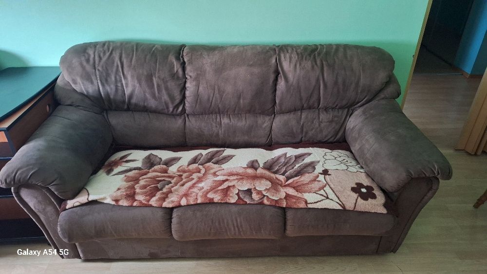 Vând set: două canapele spațioase + fotoliu.