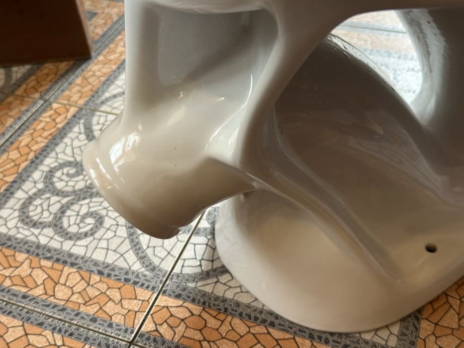 Унитаз с бачком все в комплекте есть