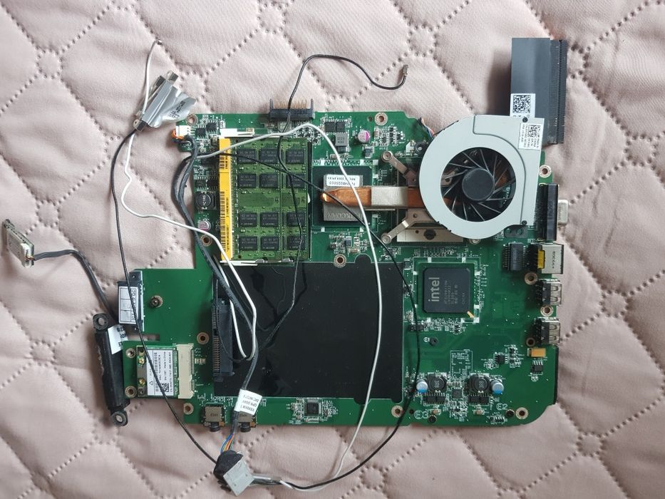 Преносими компютъри Dell Vostro 1015 и HP 250 G3 на части