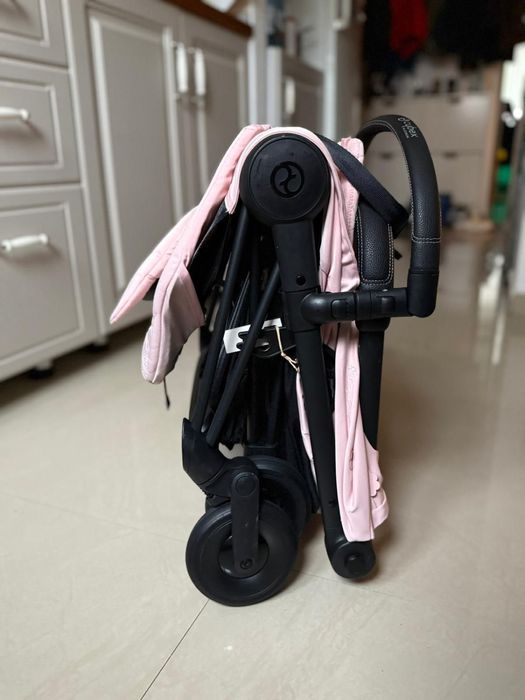 Carucior Cybex Coya Simply Flowers Pink/Roz  ideal pentru avion