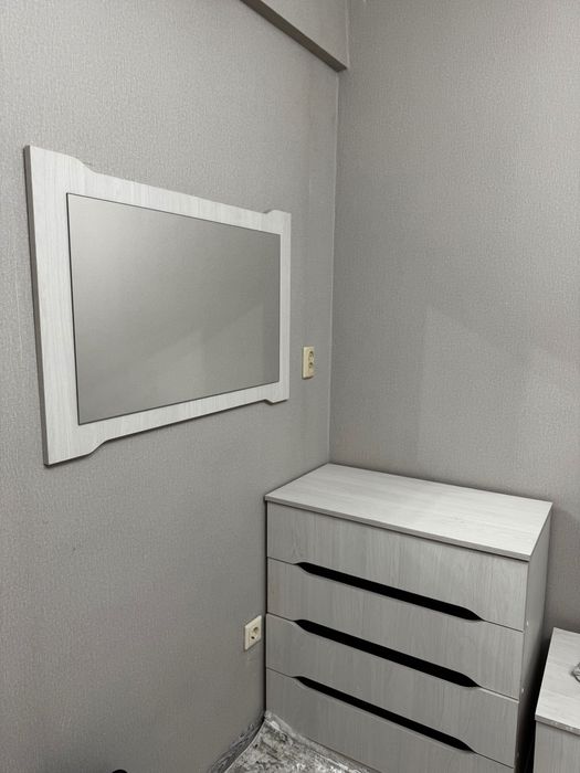 Комод и 2 тумбочки и зеркало