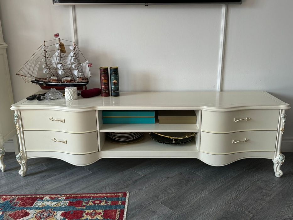 Продам мебель (ветрина и тумба)