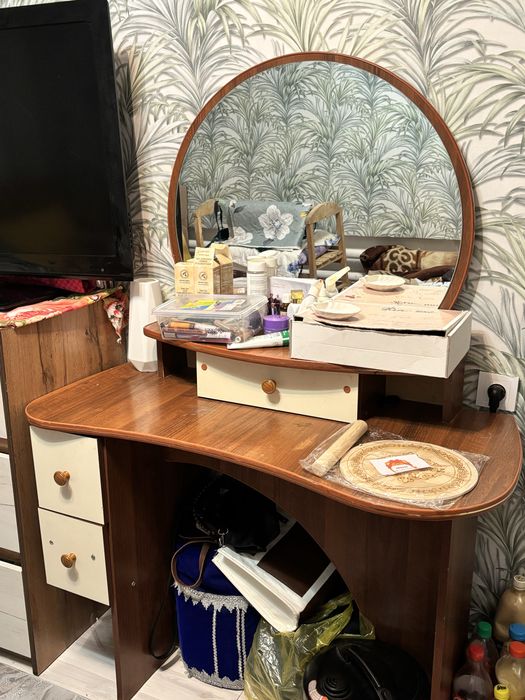 продаю дамский столик