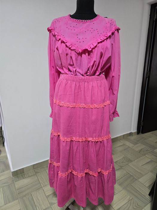 Fusta fucsia din raiat cu volane feminine si dantela