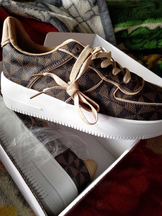 Vând adidași normali