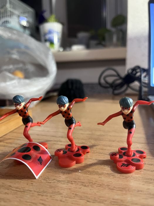 продам фигурки киндер с серии Леди баг