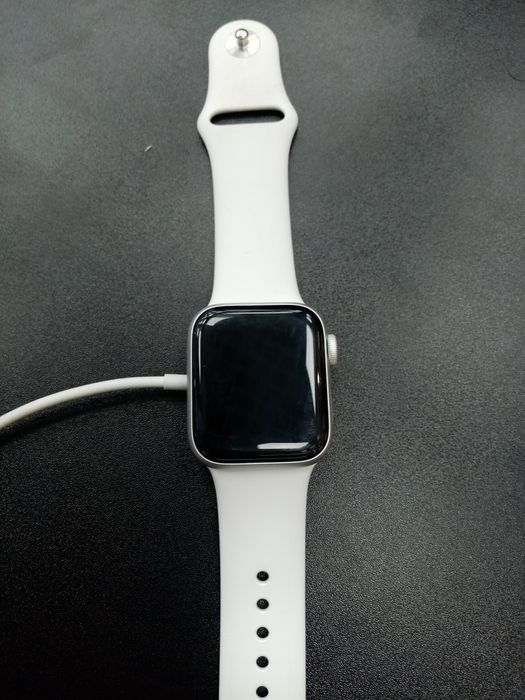 Айватч се 2020 40мм срочно нужно деньги поэтому продаю почти новый