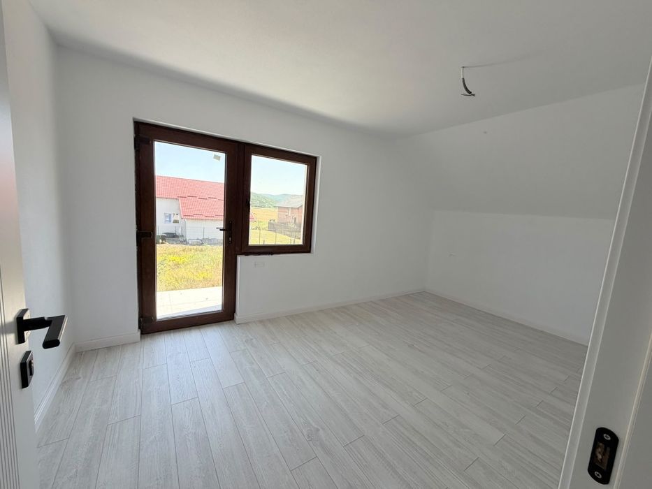 Vând casă Parter+Mansarda Finisata