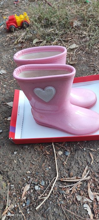 Продам резиновые сапоги для девочки.