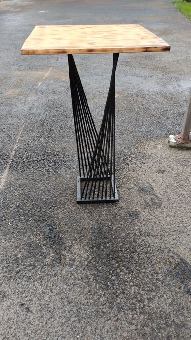 Vând masă bar din fier cu un design deosebit.