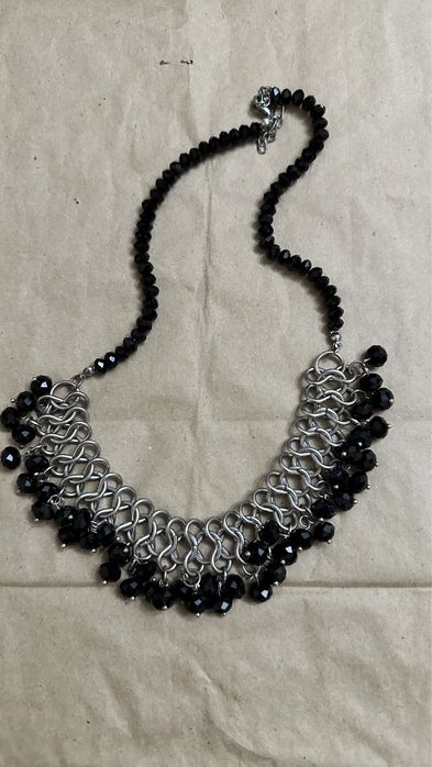 Ожерелье с черными камнями