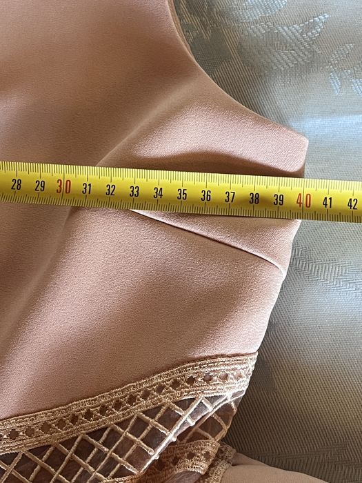 Maje, rochie elegantă, roz pudrat, dantelă talie