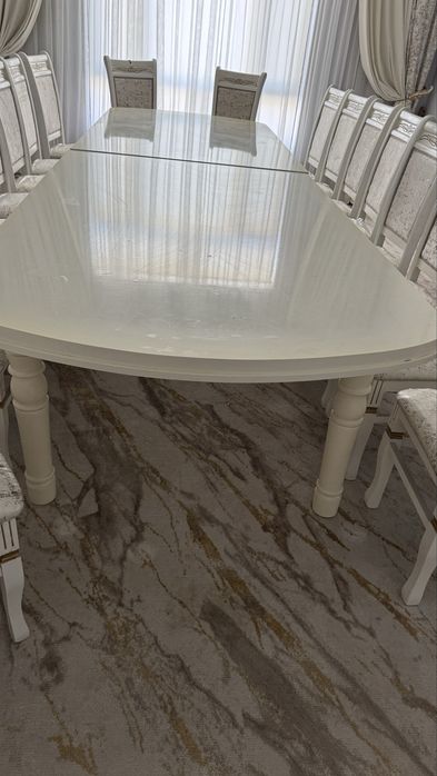 Стол стулья для зала