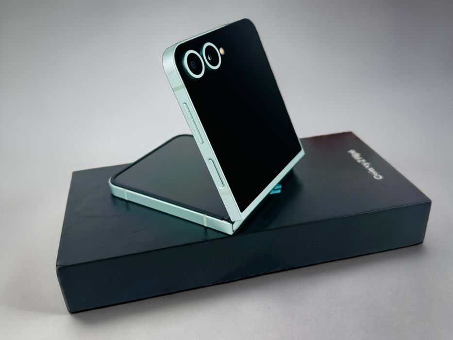 Samsung Galaxy Z Flip 6 5G 256GB 12RAM Mint Отличен!