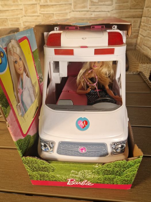 Vând set de joacă Ambulanta lui Barbie.