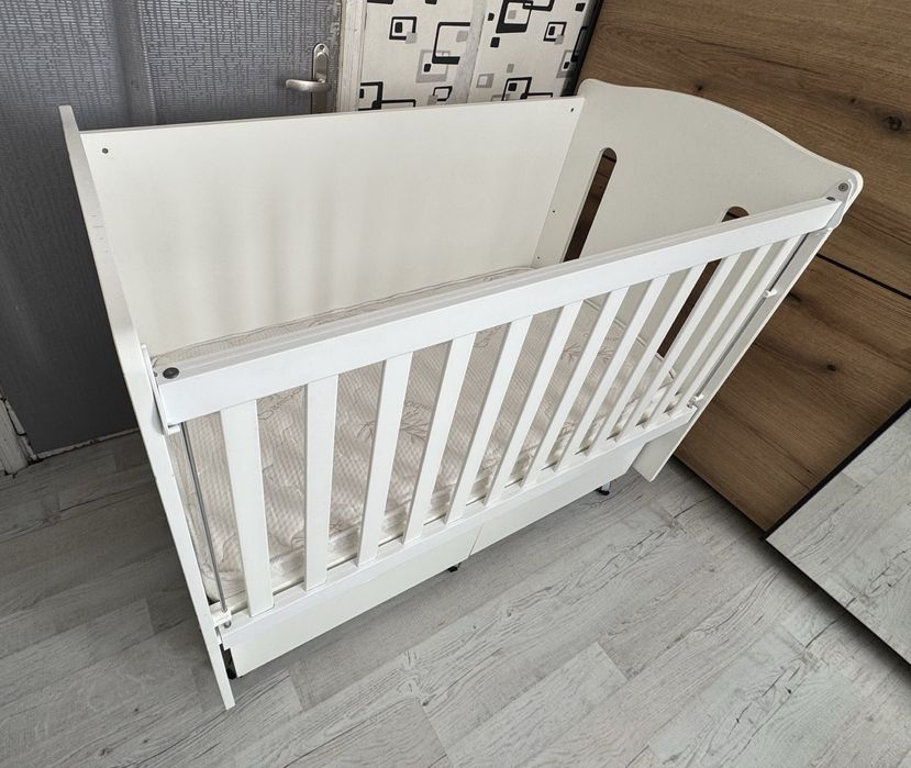Бебешка кошара с люлеещ механизъм от MDF