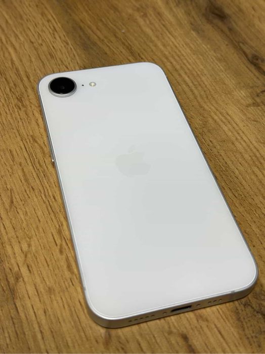 Продам Iphone 16e