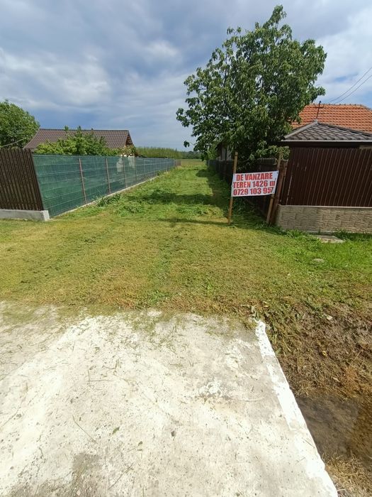 Vând teren aproape de Pitesti