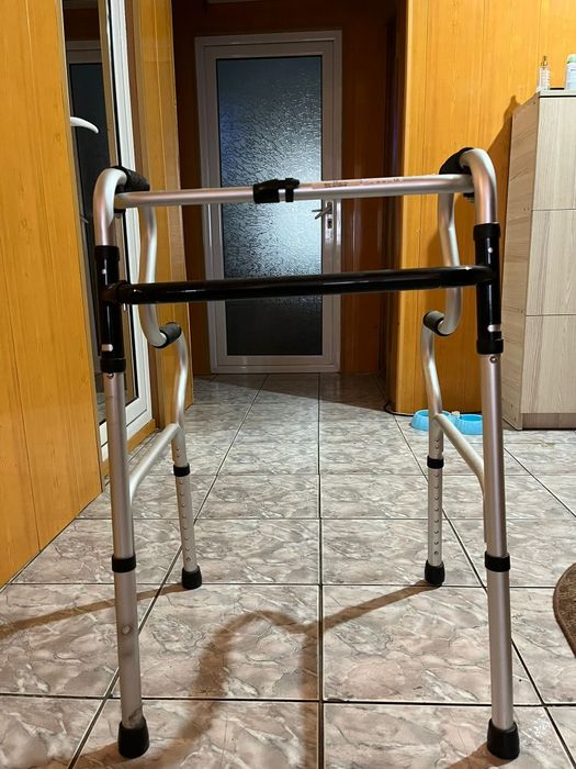 Vând cărucior și cadru pentru persoane cu dizabilități