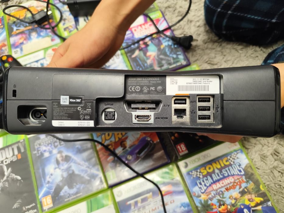 Vând x box Xbox 360 cu senzor kinect