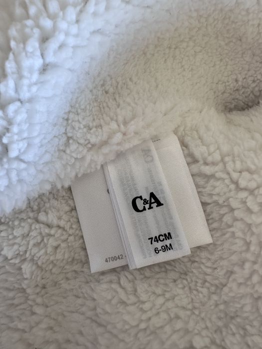 Vand geaca bebe C&A blana/iarna marimea 74(6-9 luni)