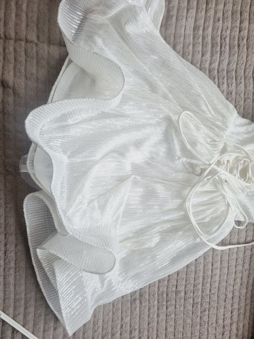 Бяла ефектна къса рокля