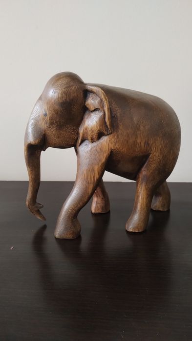 Много голям, тежък и реалистичен слон от дърво.