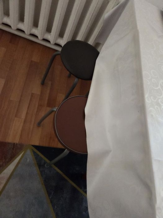 Продам стол и стулия