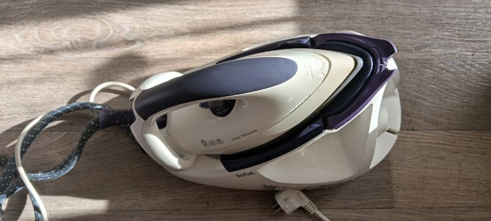 гладильная доска и утюг