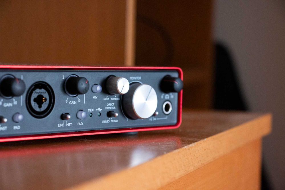 Focusrite 2i4 Gen 2 с изгорял чип - ЗА ЧАСТИ