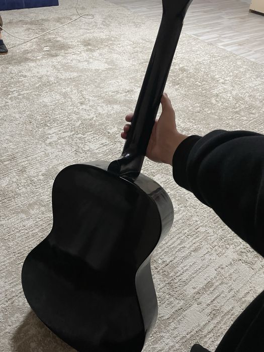 продается гитара почти новая