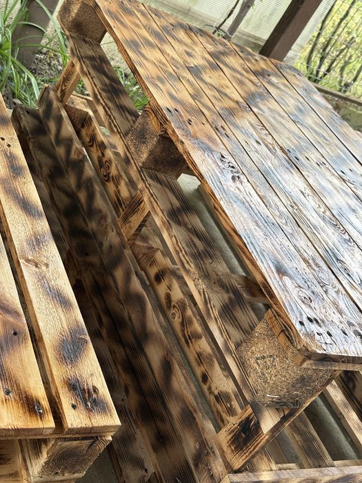 Set mobilier din paleți – masă + doua banci (model rustic, ars decorativ)