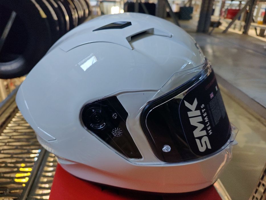Cască moto SMK pe alb si negru