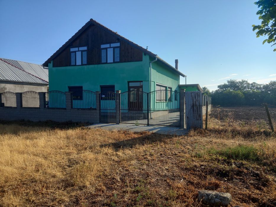 Vând două case alăturate ,una nouă,una mai veche  teren 2200m ,telefon 0727498846, preț 200000euro ,negociabil  în Teremia mică