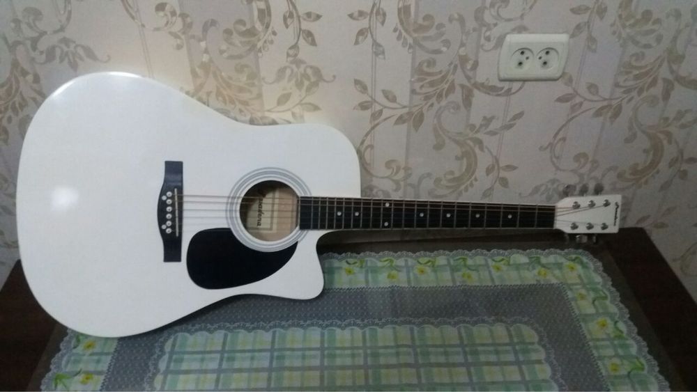 Продается Гитара срочно . Gitara sotiladi